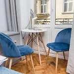 Traveler's Choice - Old Town - By Upstairs *