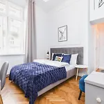 Traveler's Choice - Old Town - By Upstairs *