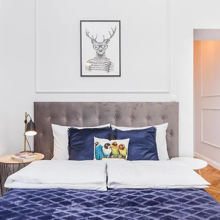 Traveler's Choice - Old Town - By Upstairs Daire