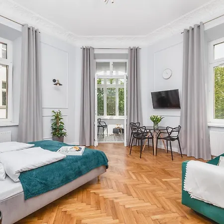 Traveler's Choice - Old Town - By Upstairs Daire Krakow