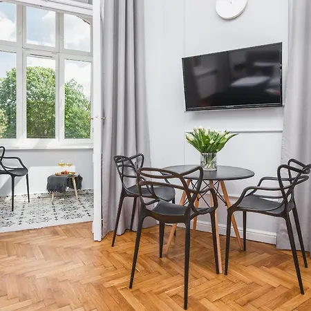 Traveler's Choice - Old Town - By Upstairs Daire