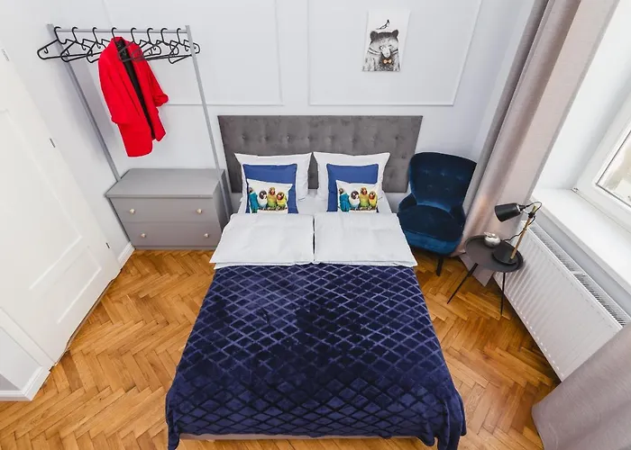 Traveler's Choice - Old Town - By Upstairs *