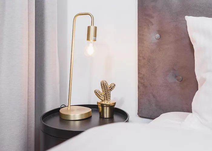 Traveler's Choice - Old Town - By Upstairs *