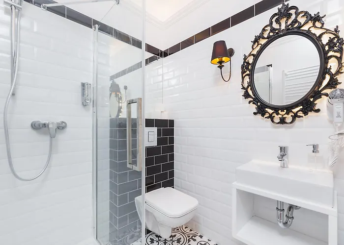 Traveler's Choice - Old Town - By Upstairs *