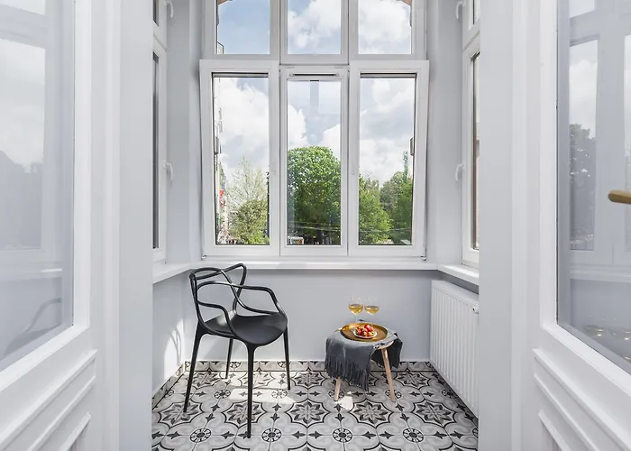 Traveler's Choice - Old Town - By Upstairs *