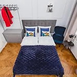 Traveler's Choice - Old Town - By Upstairs *